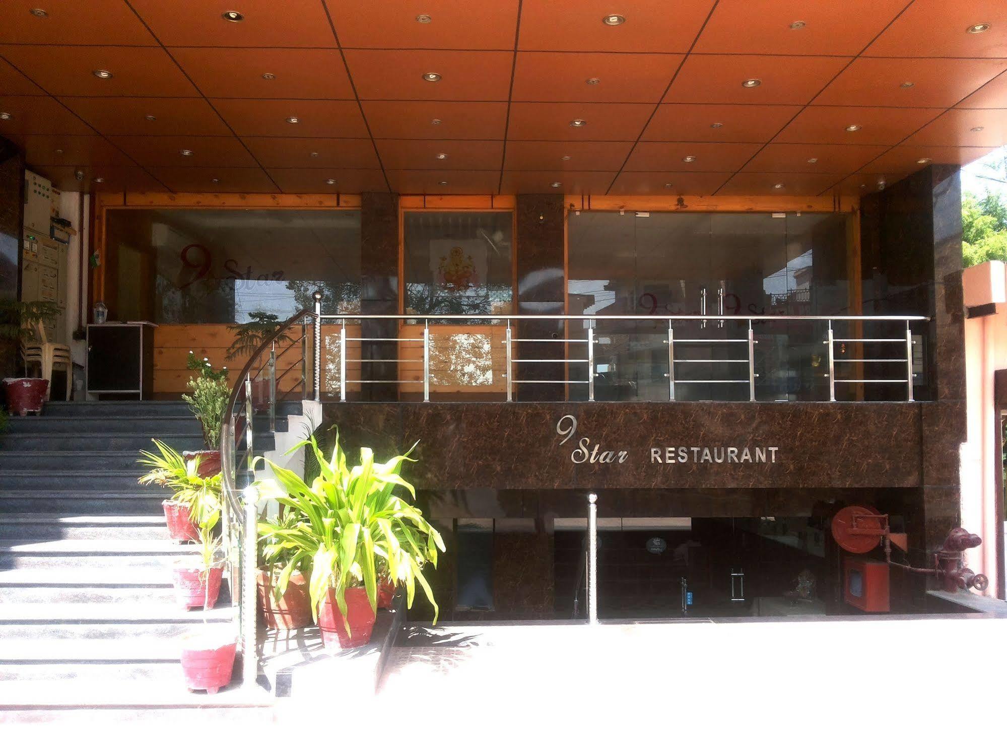 Star Hotel Agra  Exteriör bild